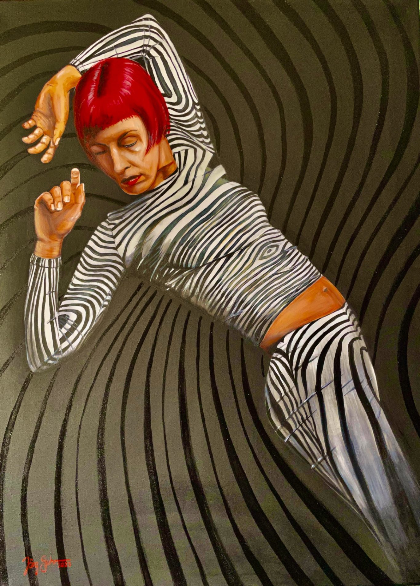 Dream in Stripes Eine Frau mit roten Haaren posiert in gestreiftem Outfit