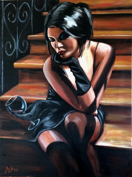 Eine Frau sitzt auf einer Treppe mit Weinglas