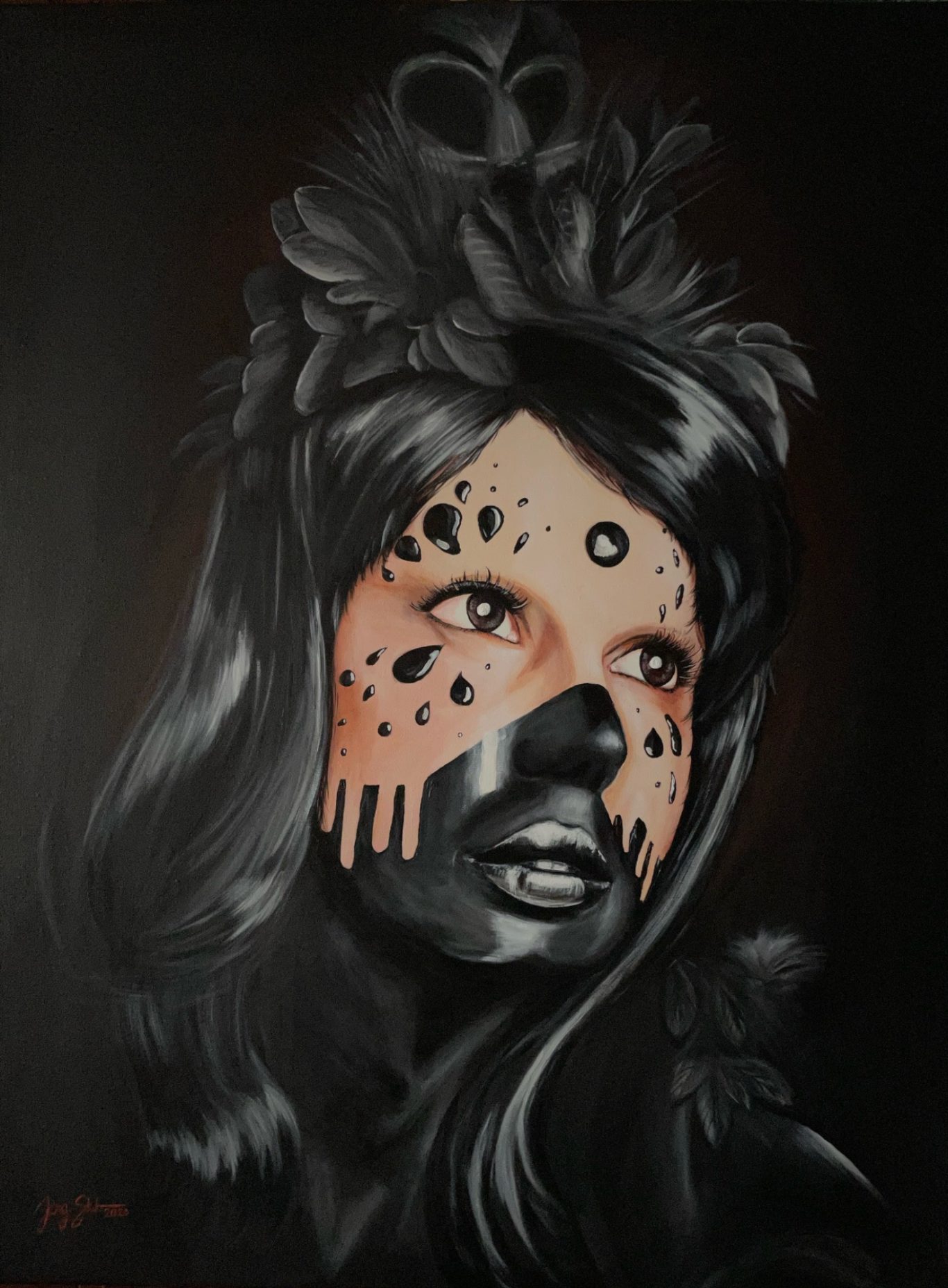 Beautiful Black Gesicht einer jungen Frau mit schwarzen Haaren vor schwarzem Hintergrund, auffällig geschminkt